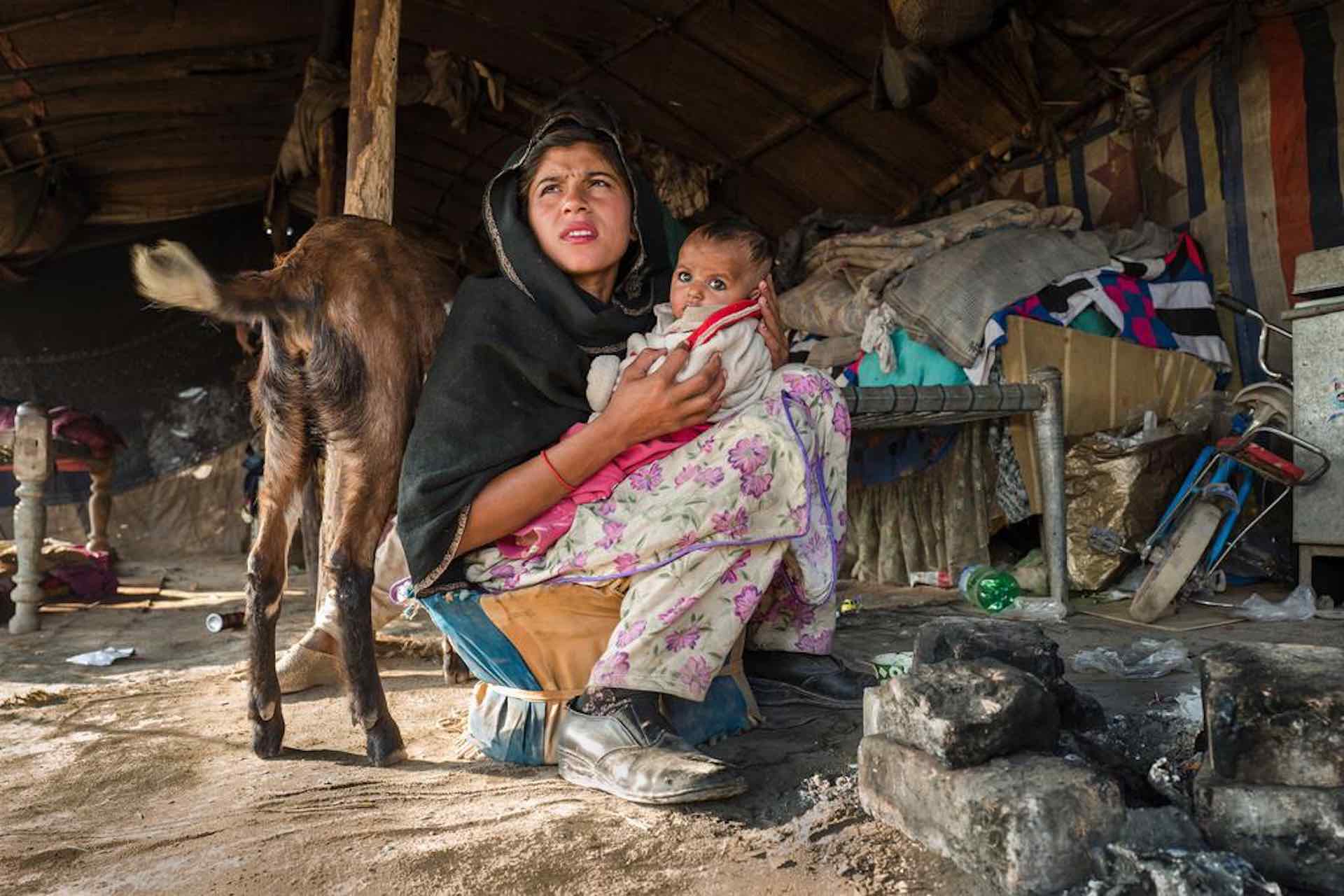 mamma con neonato della società sahiwaliana