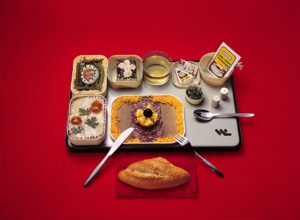 01_© Endowment Fund Orient Express_ Breakfast and snacks served on Corail trains, 1986 _Arthur Mettetal_Taste & Track. Italian-French Meals in Motion_Vassoio con pasto servito a bordo dei treni TGV, anni _80