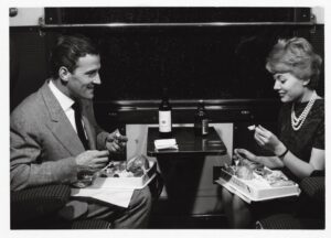 01_© SNCF Médiathèque - Michel Henri_Passengers on a train testing the “plateau express” formula, 1959_Arthur Mettetal_Taste & Track. Italian-French Meals in Motion