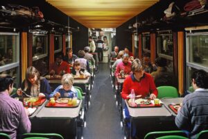 01_© SNCF Médiathèque _ Michel Henri_Passengers dining in a Gril-Express carriage, 1982._Arthur Mettetal_Taste & Track. Italian-French Meals in Motion