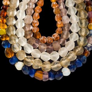 Foto 1_ Perle veneziane monocrome sfacettate usate negli scambi commerciali in Africa e Medio Oriente sin dal 1600